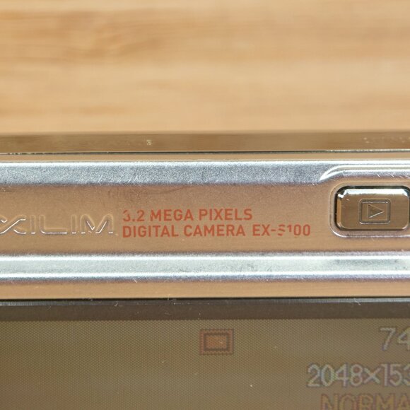 Casio Exilim EX-S100 / Ultra Slim 3.2MP Digital Camera / Credit Card Size - Picture 7 of 9